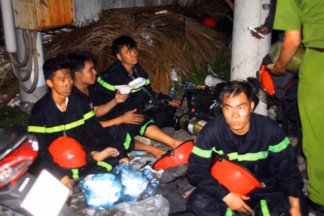 Gương mặt đen xạm, hiện vẻ mệt mỏi. Gương mặt đen xạm, hiện vẻ mệt mỏi.