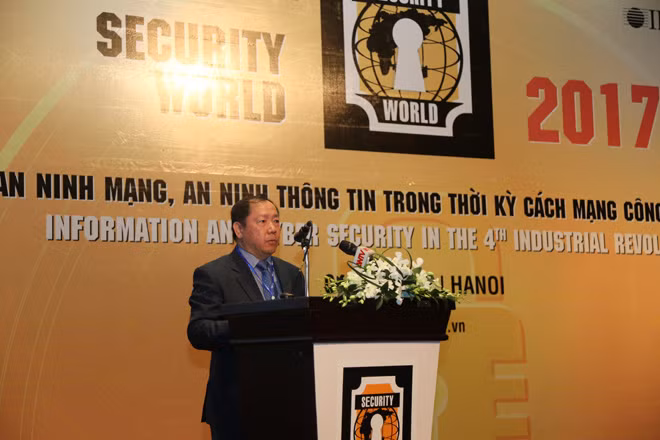 Trung tướng Hoàng Phước Thuận, Cục trưởng Cục An ninh mạng trình bày báo cáo tổng quan về tình hình an ninh mạng tại hội thảo. Trung tướng Hoàng Phước Thuận, Cục trưởng Cục An ninh mạng trình bày báo cáo tổng quan về tình hình an ninh mạng tại hội thảo.