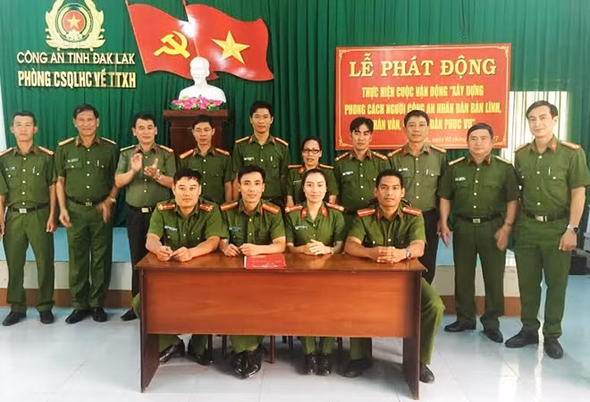 Đại diện các đội và các đoàn thể ký cam kết thực hiện cuộc vận động.