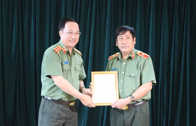 Thứ trưởng Nguyễn Văn Thành trao Quyết định nghỉ công tác chờ hưu trí cho Thiếu tướng, GS.TS Trương Giang Long.