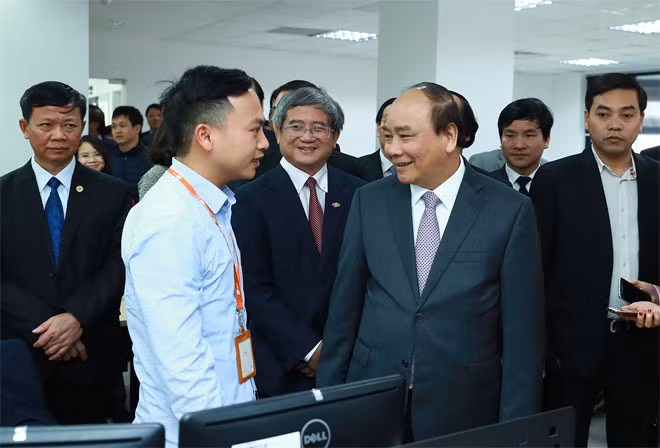 Thủ tướng trò chuyện với nhân viên Công ty FPT Software. Ảnh: VGP/Quang Hiếu.