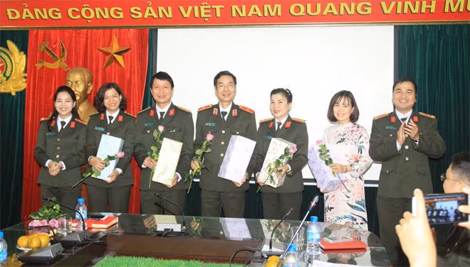 Đoàn Thanh niên Báo CAND tặng hoa tri ân đại diện cựu cán bộ Đoàn Báo CAND qua các thời kỳ
