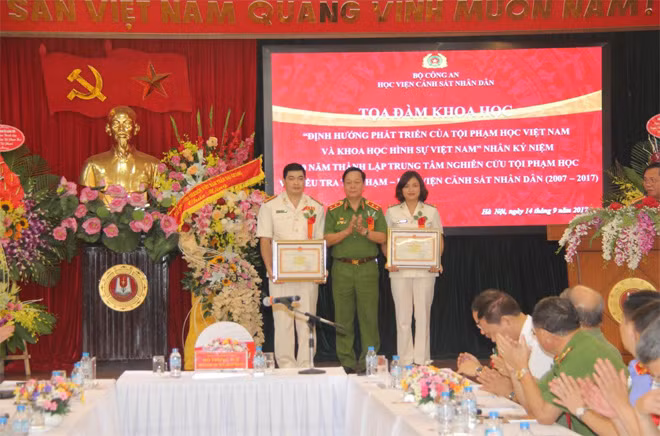 Trung tướng, GS.TS Nguyễn Xuân Yêm, Giám đốc Học viện CSND tặng Băng khen của Học viện cho lãnh đạo Trung tâm.