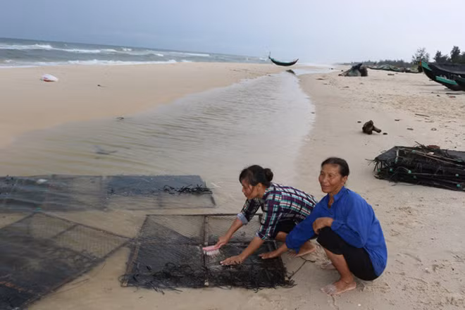 Các mẹ, các chị đang gấp rút sửa soạn đồ nghề đi biển mang đi cất tránh bão.