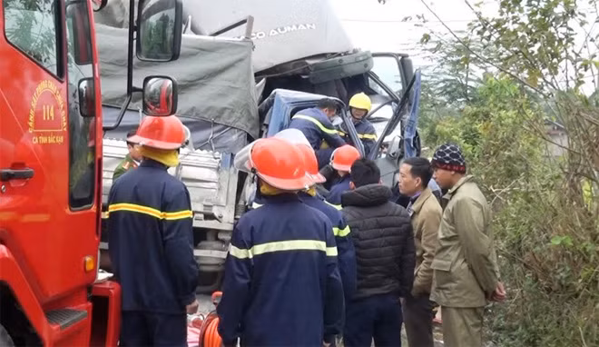Các lực lượng cứu hộ phải sử dụng kìm, cưa sắt...rất khó khăn mới đưa được nạn nhân từ cabin xe ra ngoài. Các lực lượng cứu hộ phải sử dụng kìm, cưa sắt...rất khó khăn mới đưa được nạn nhân từ cabin xe ra ngoài.