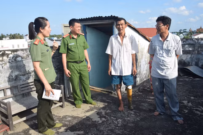 Thượng tá Lê Minh Đời (ngoài cùng bên phải) và chủ căn nhà có sân thượng nơi đồng chí Tuân hy sinh.