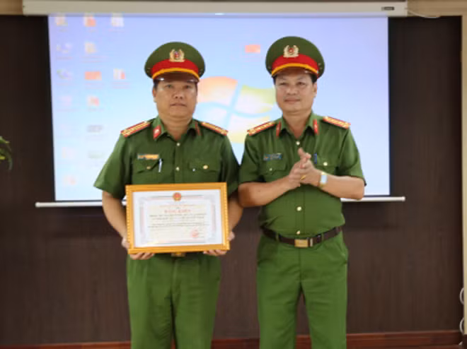 Thừa ủy quyền của Chủ tịch UBND tỉnh Hòa Bình, Đại tá Nguyễn Văn Lập, Trưởng Phòng Cảnh sát truy nã tội phạm trao Bằng khen của UBND tỉnh Hòa Bình cho tập thể Phòng 5 Cục Cảnh sát truy nã tội phạm.