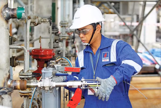Kỹ sư DMC lắp đặt hệ thống đo ăn mòn tại NMLD Dung Quất.