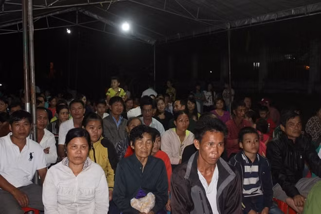 Đông đảo các hộ gia đình chính sách, hộ nghèo, người có công với cách mạng thuộc ba xã Suối Cao, Xuân Trường, Xuân Thành và nhân dân địa phương tới tham dự chương trình.