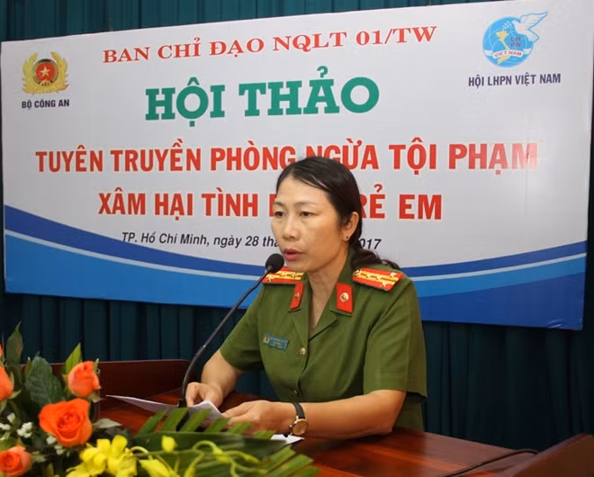 Đại tá Nhữ Thị Minh Nguyệt, Cục trưởng Cục C43, Thường trực Ban chỉ đạo NQLT 01/TW báo cáo tổng quan về tình hình và kết quả công tác phối hợp trong đấu tranh, phòng ngừa tội phạm xâm hại tình dục trẻ em.