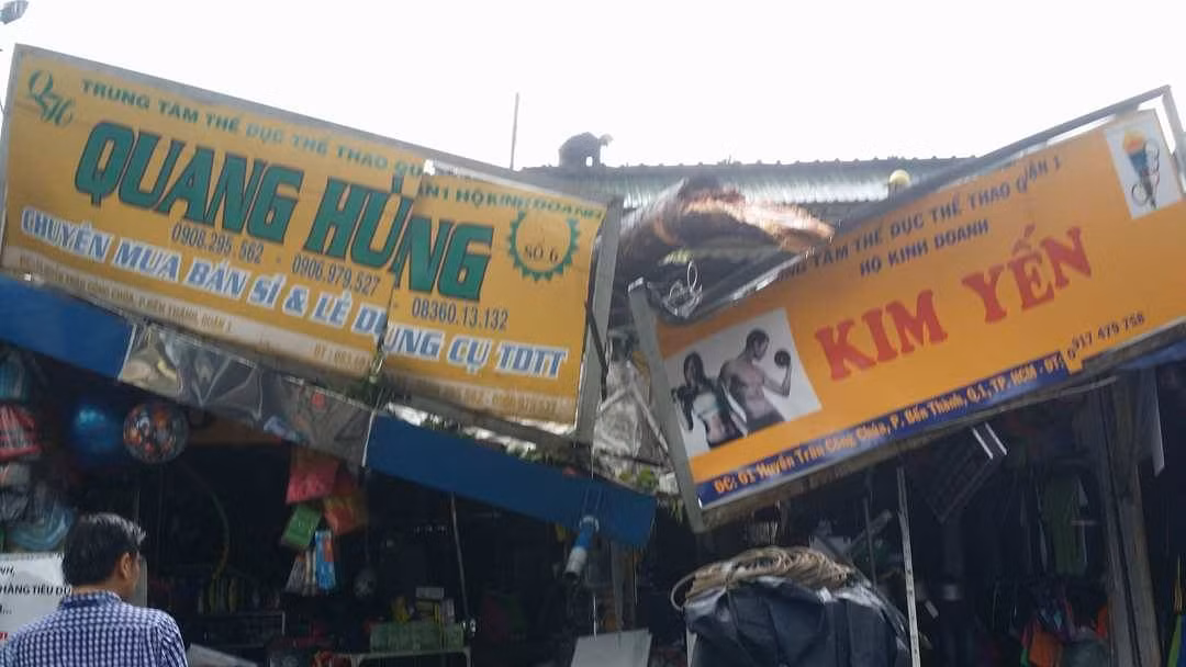 Nhánh cây lớn rơi đè sập nhà trong cơn mưa giông 