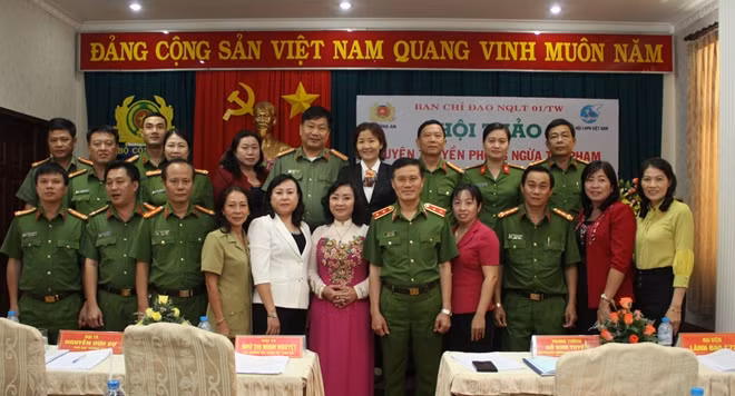 Các đại biểu chụp ảnh lưu niệm.