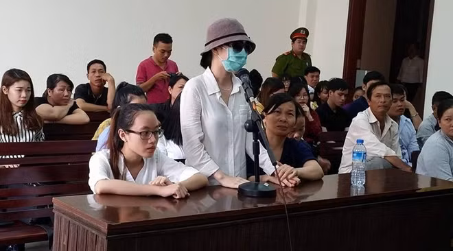 Thu Hương bịt kín mặt tại phiên tòa 24-7.