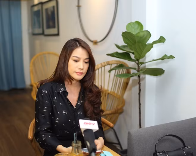 Theo nữ diễn viên này, cô chỉ là người đại diện thương hiệu cơ sở thẩm mỹ trao bảng gói tài trợ thẩm mỹ cho Thu Hương.