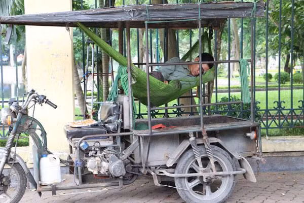 Người dân lao động trong cái rét đầu mùa.
