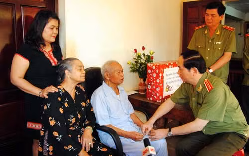 Đại tướng Trần Đại Quang, Ủy viên Bộ Chính trị, Bộ trưởng Bộ Công an ân cần thăm hỏi, động viên Thiếu tướng Y Blốk Êban. Đại tướng Trần Đại Quang, Ủy viên Bộ Chính trị, Bộ trưởng Bộ Công an ân cần thăm hỏi, động viên Thiếu tướng Y Blốk Êban.