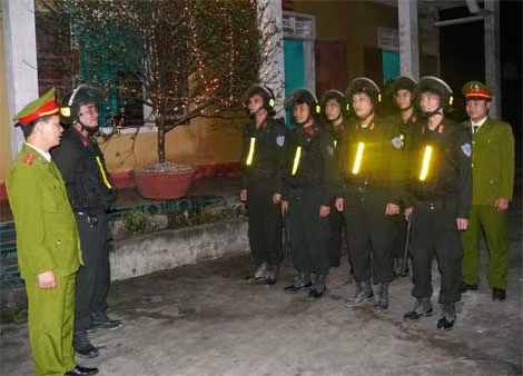 Lực lượng Cảnh sát cơ động Công an tỉnh Hà Tĩnh trao đổi nghiệp vụ trước phiên tuần tra bảo vệ ANTT đêm giao thừa.