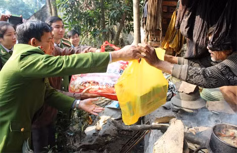 Trao quà tặng cho ông Phạm Văn Dưỡng, thôn Khạt, xã Cẩm Thành, huyện Cẩm Thủy. Trao quà tặng cho ông Phạm Văn Dưỡng, thôn Khạt, xã Cẩm Thành, huyện Cẩm Thủy.