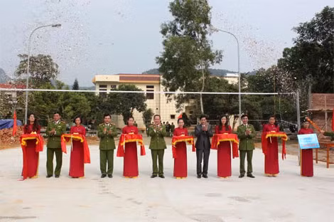 Lãnh đạo Tổng cục VIII cùng huyện Đoàn Cẩm Thủy cắt băng khánh thành làm đường. Lãnh đạo Tổng cục VIII cùng huyện Đoàn Cẩm Thủy cắt băng khánh thành làm đường.