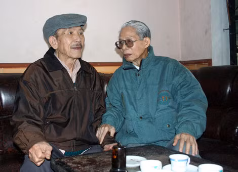 Cụ Nguyễn Bá Bảo (bìa phải) và cụ Lương Văn Đổng.