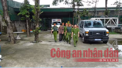 Ngay sau đó bị can Vũ Văn Tiến cũng được đưa vào hiện trường. Ngay sau đó bị can Vũ Văn Tiến cũng được đưa vào hiện trường.