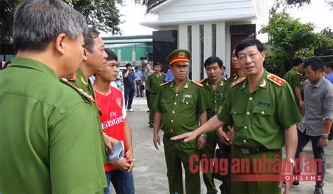 Trung tướng Triệu Văn Đạt, Phó Tổng cục trưởng Tổng cục Cảnh sát, chủ trì buổi thực nghiệm điều tra. Trung tướng Triệu Văn Đạt, Phó Tổng cục trưởng Tổng cục Cảnh sát, chủ trì buổi thực nghiệm điều tra.