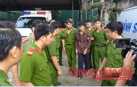 Đúng 8h sáng bị can Nguyễn Hải Dương được áp giải đến hiện trường. Đúng 8h sáng bị can Nguyễn Hải Dương được áp giải đến hiện trường.