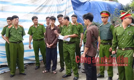 Thành viên Ban chuyên án động viên tinh thần 2 bị can trước khi thực nghiệm điều tra. Thành viên Ban chuyên án động viên tinh thần 2 bị can trước khi thực nghiệm điều tra.