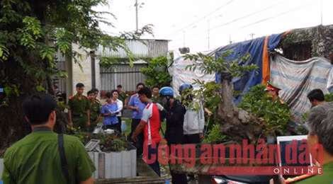 Khi em Dư Minh Vỹ ra (người đóng thế mặc áo đỏ) thì Dương chủ động siết cổ bằng dây. Khi em Dư Minh Vỹ ra (người đóng thế mặc áo đỏ) thì Dương chủ động siết cổ bằng dây.