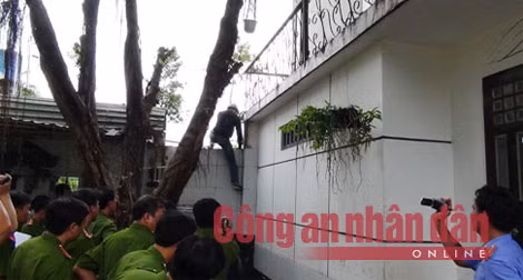 Sau đó Dương và Tiến đi về phía sau nhà và trèo bờ tường rào lên lầu 1 (nơi nạn nhân Như và Linh đang ngủ). Sau đó Dương và Tiến đi về phía sau nhà và trèo bờ tường rào lên lầu 1 (nơi nạn nhân Như và Linh đang ngủ).