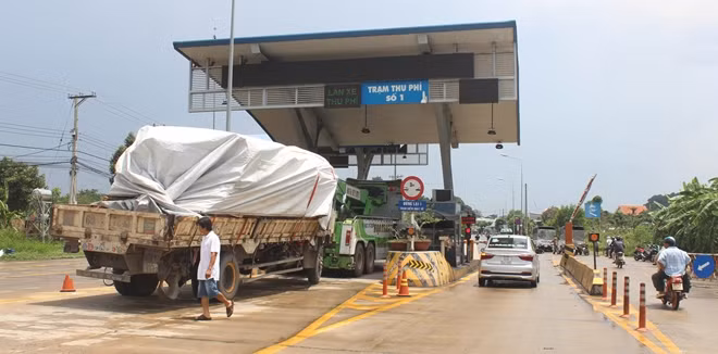 Trạm thu phí xảy ra vụ tai nạn.