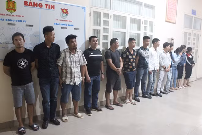 Nhóm đòi nợ kiểu xã hội đen tại cơ quan công an.