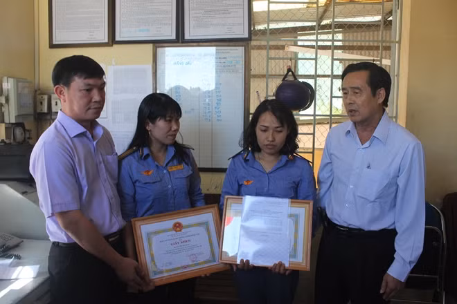Hai nhân viên gác chắn được khen thưởng.