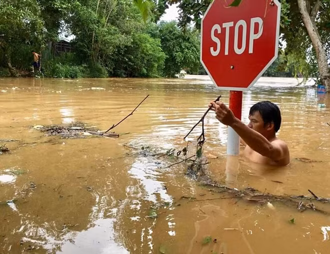 Nước lũ nhấn chìm một con đường ngập sâu.