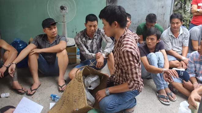 Các con bạc bị công an toạm giữ.