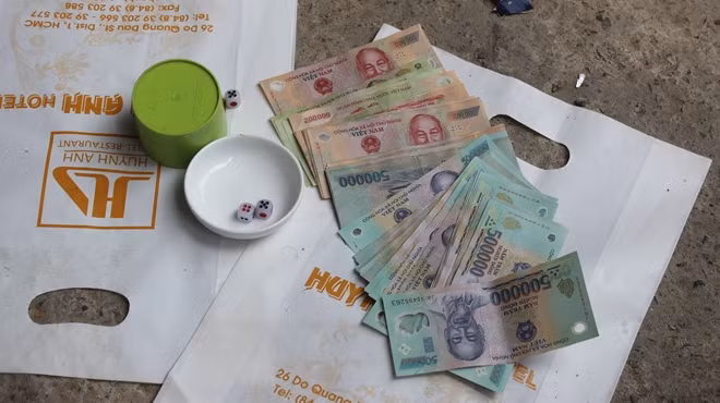 Tang vật công an thu tại sòng bạc.