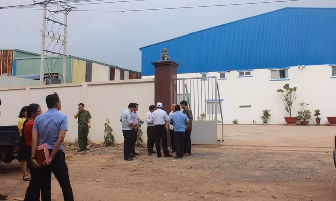 Đoàn liên ngành kiểm tra tại cụm công nghiệp xây dựng trái phép.