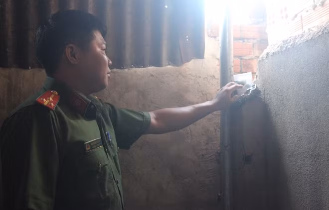 Ma túy đối tượng giấu trên vách tường bị công an phát hiện.