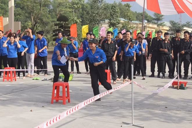CSCĐ cùng các trại viên tham gia trò chơi gân gian.