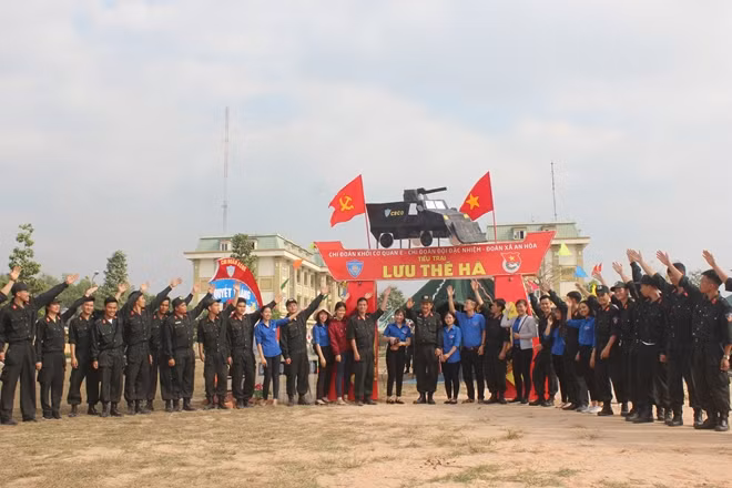 CSCĐ cùng các trại viên tại hội trại.