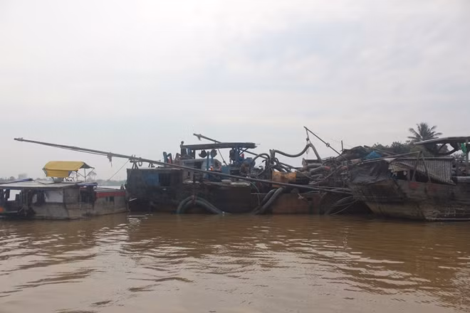 Phương tiện hút trộm cát bị thu giữ.
