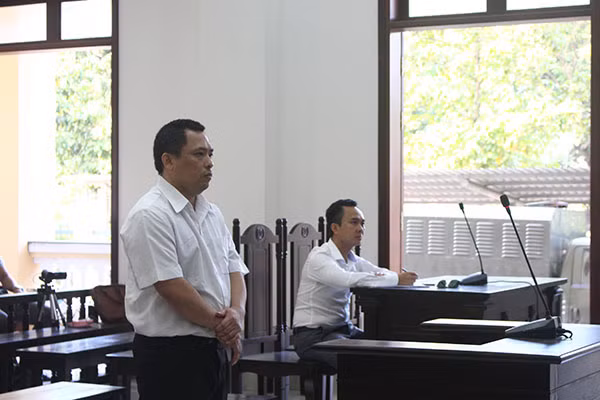 Nghĩa trước tòa.