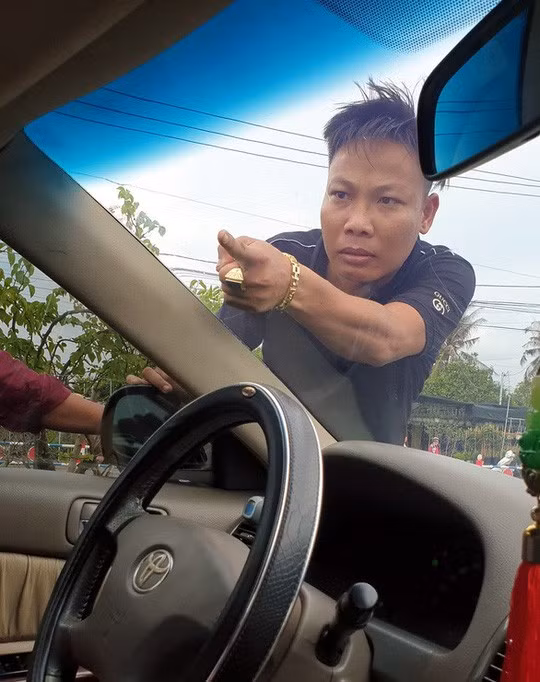 Hành động hung hăng của Tuấn "nhóc"