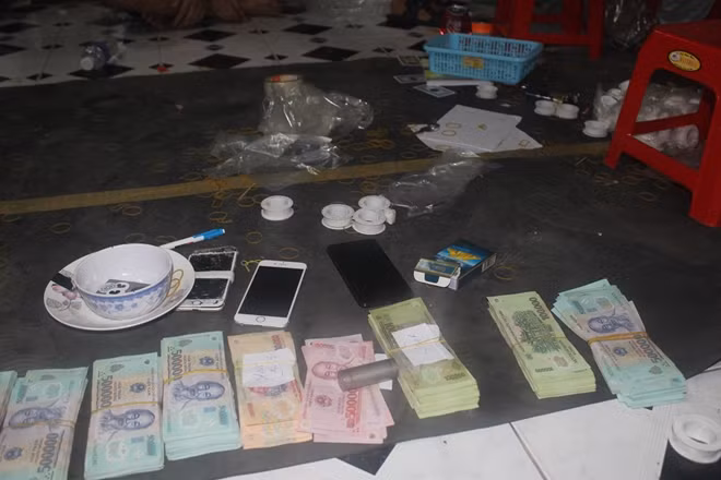 Tang vật công an thu giữ từ vụ đánh bạc.