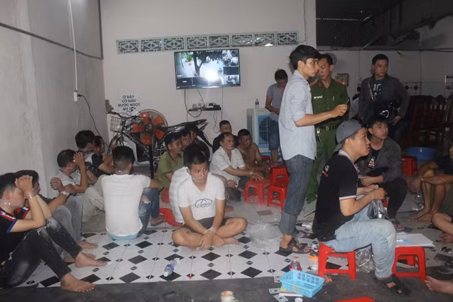 Các con bạc bị khống chế, bắt giữ.