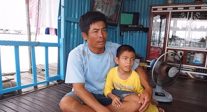 Cha con anh Sực trên lồng bè trống không.