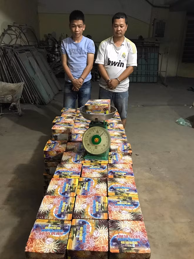 Hai đối tượng cùng số pháo nổ bị bắt giữ.