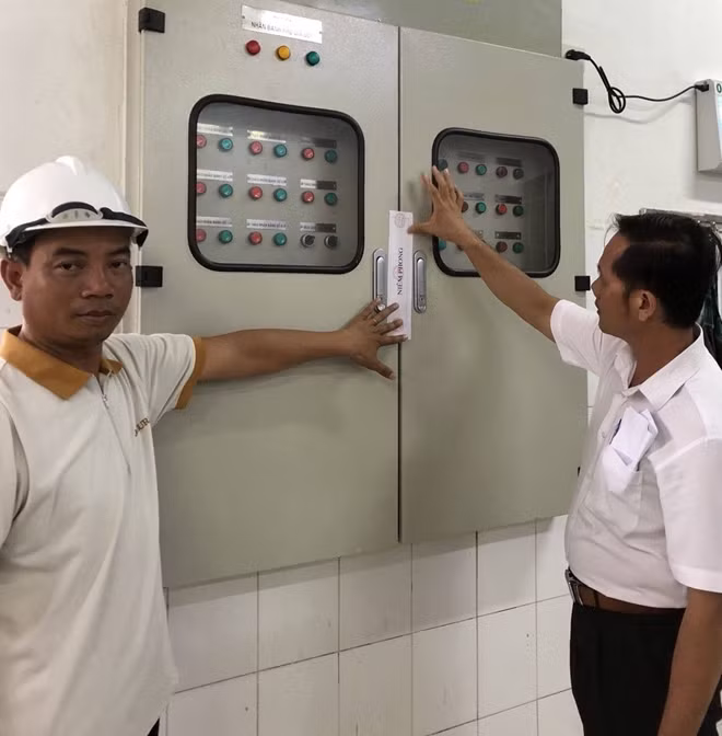 Đại diện cơ quan chức năng thực hiện niêm phong hoạt động của công ty AB Mauri.