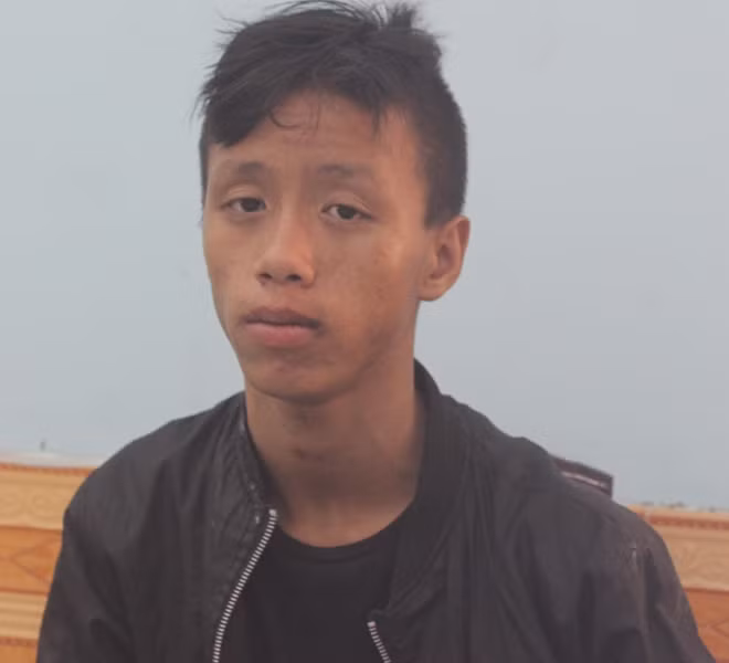 Tài bị bắt về cơ quan công an.