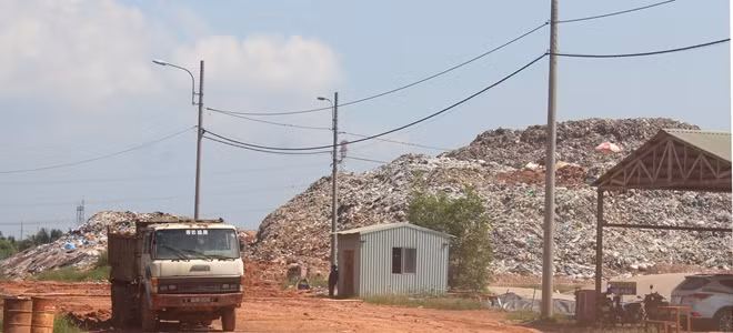 Núi rác tập kết không che đậy trong khi chờ xử lý.